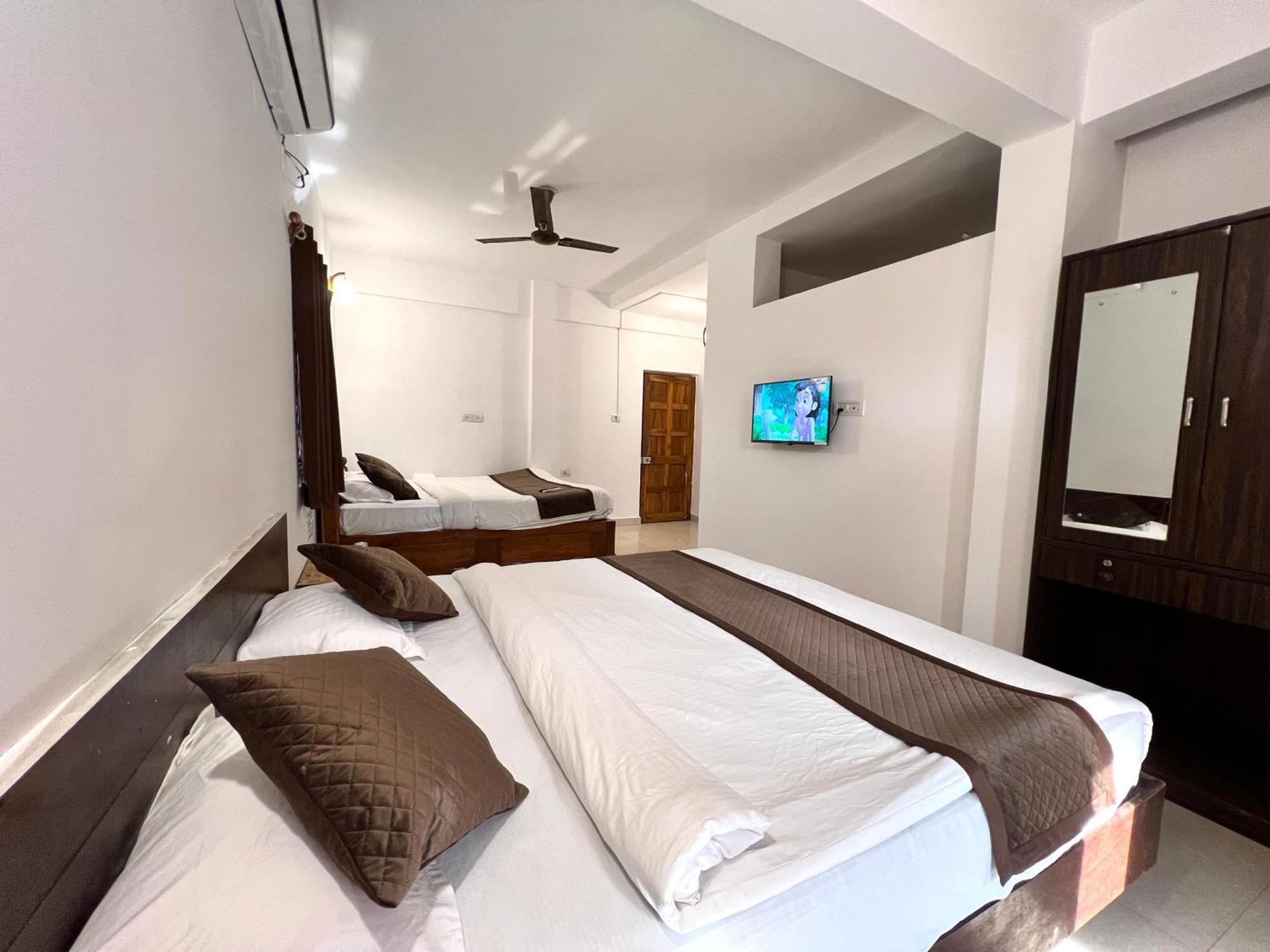 Aura Rooms & Swimming Pool, Калангут Экстерьер фото